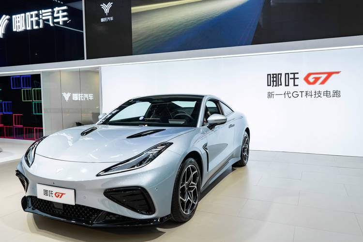 重庆335哪吒汽车在智能汽车领域的表现，领途汽车在新能源汽车市场中的影响力